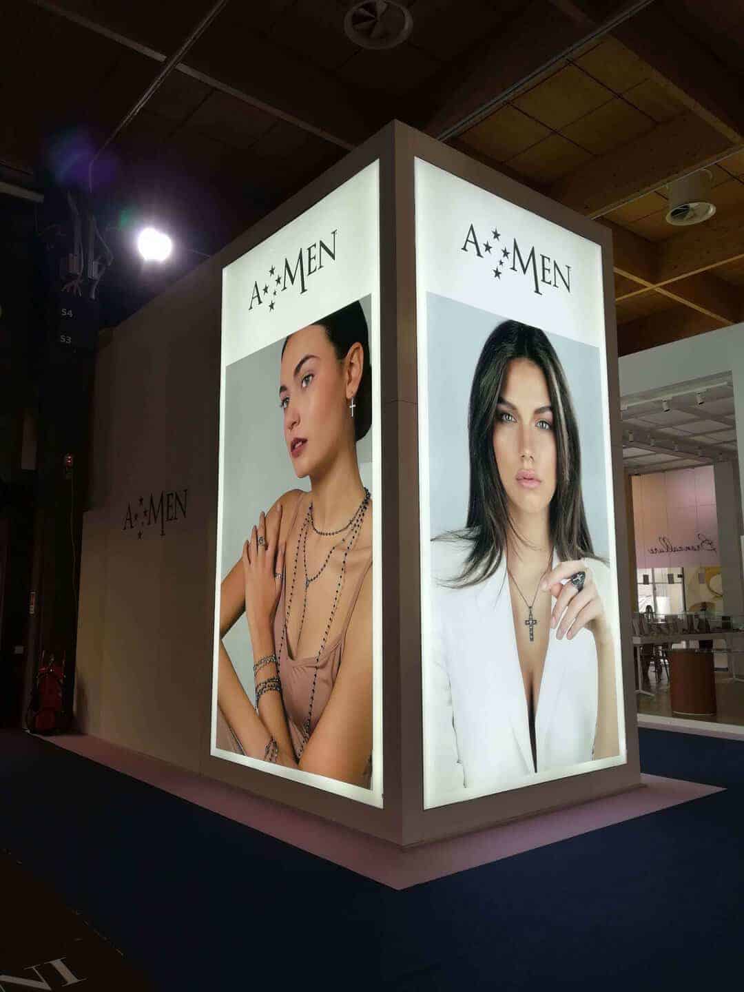Display di totem LEDWall con immagini di modelle per evento fieristico.