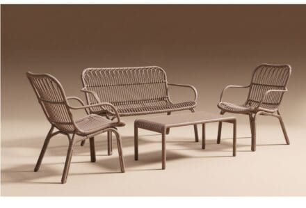 Set di mobili da esterno in rattan con divano, due poltrone e tavolino, ideale per giardini o terrazze.