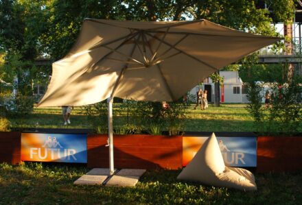 noleggio_ombrellone_palo_laterale_grigio_3×3m_telo_grigio