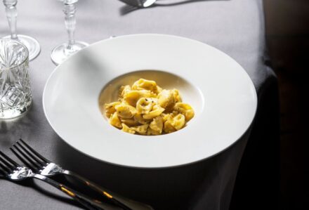 piatto cappello del prete villeroy & boch serie stella con diametro 29 cm con all'interno dei tortellini, perfetto per cene eleganti