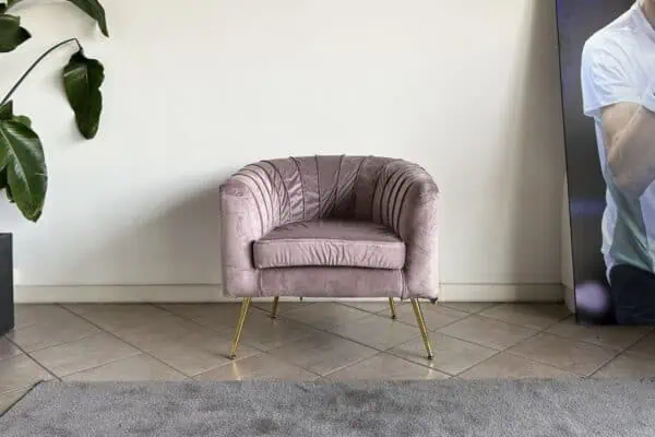 poltrona donatello in velluto color cipria in una stanza