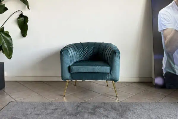 poltrona donatello in velluto color ottanio in una stanza