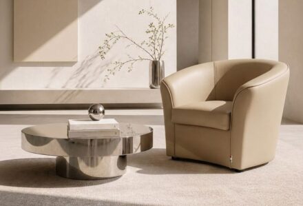 Poltrona Sahara in pelle beige con design moderno e confortevole, ambientata in uno spazio minimalista con luce naturale e decorazioni eleganti.