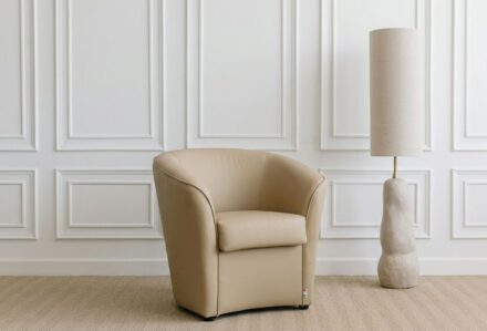 Poltrona Sahara in pelle beige con design moderno e confortevole, ideale per ambienti eleganti e raffinati.