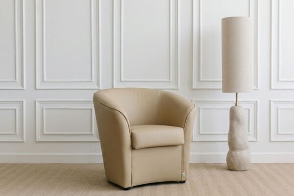 Noleggio poltrona sahara in pelle beige con design moderno e confortevole, ideale per ambienti eleganti e raffinati.