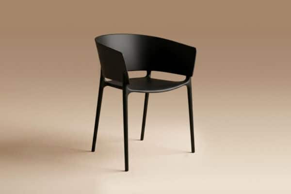 Sedia moderna nera con schienale curvo e gambe sottili, ideale per ambienti eleganti e minimalisti.