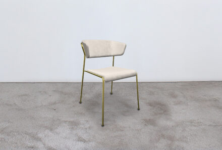 Sedia moderna con schienale imbottito e struttura in metallo dorato, elegante e versatile per arredare ambienti living o uffici con stile.