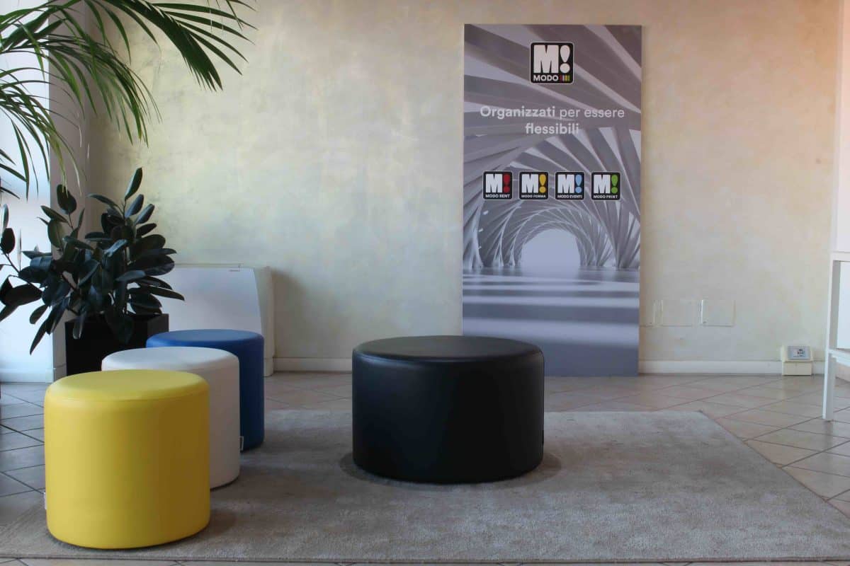 Il pouf rotondo in ecopelle gialla con certificazione ignifuga classe 1IM, idonea per eventi, fiere e congressi.