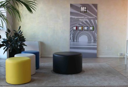 Il pouf rotondo in ecopelle gialla con certificazione ignifuga classe 1IM, idonea per eventi, fiere e congressi.