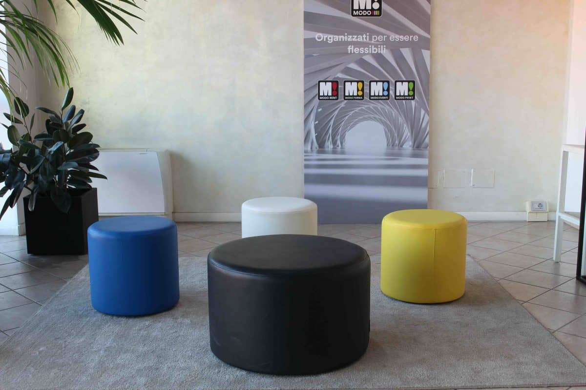 Il pouf rotondo in ecopelle nera con certificazione ignifuga classe 1IM, idonea per eventi, fiere e congressi.