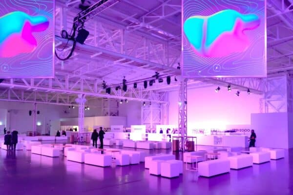 Elegante pouf Sirio Bianco in ambientazione moderna, perfetto per arredi di design e ambienti contemporanei, con un tocco di stile e comfort. Ideale per salotti, zone living e spazi di relax.