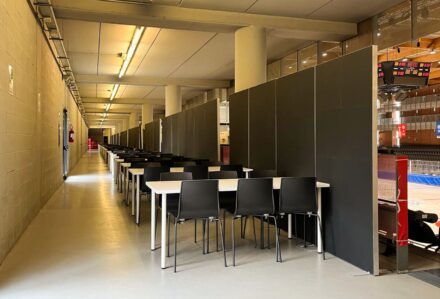 Scrivania Bianca 180 in un ambiente moderno, ideale per uffici o spazi di coworking, con design minimalista e superficie spaziosa, perfetta per lavorare in modo efficiente e confortevole.