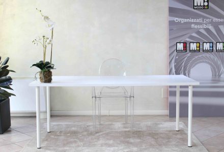 Questa scrivania con certificazione ignifuga classe 1, idonea per eventi, fiere e congressi.