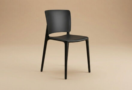 Sedia moderna nera con schienale e seduta imbottita, design minimalista, ideale per arredamento di interni eleganti e funzionali.