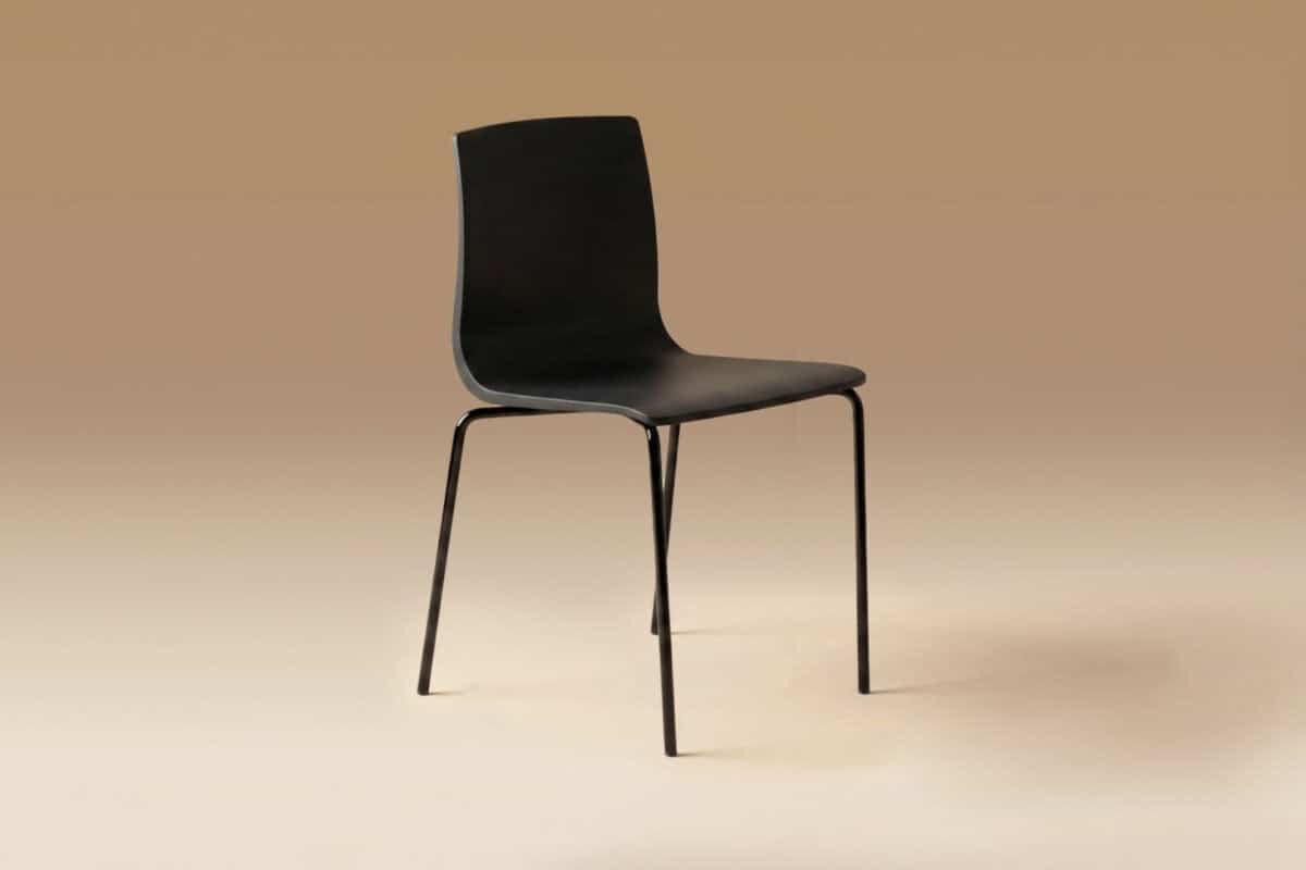 Sedia moderna nera con struttura in metallo, design minimalista e elegante, ideale per ambienti contemporanei.