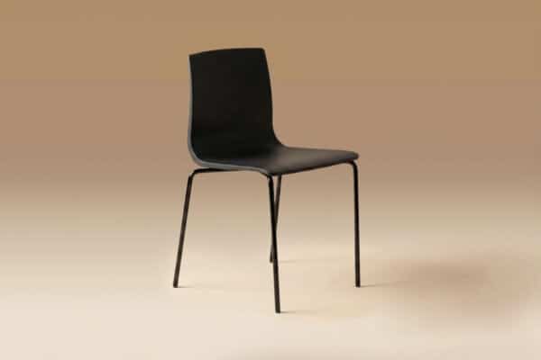 Sedia moderna nera con struttura in metallo, design minimalista e elegante, ideale per ambienti contemporanei.