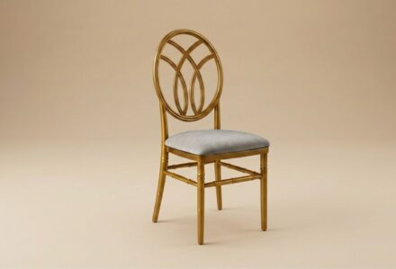 Sedia elegante in stile classico con struttura in legno dorato e seduta imbottita grigia, ideale per arredamento di lusso e ambienti raffinati.