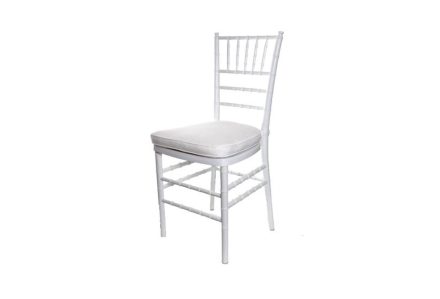 Sedia bianca in legno con o senza cuscino, ideale per matrimoni ed eventi eleganti
