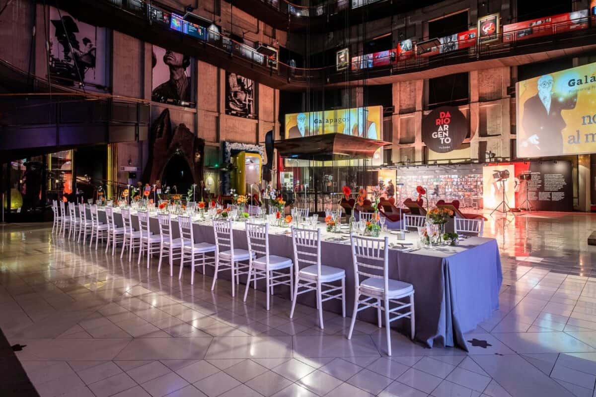 Sedia Chiavarina Bianca elegante e versatile, perfetta per arredare ambienti moderni e raffinati, ideale per eventi e occasioni speciali con stile e comfort.