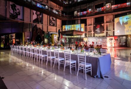 Sedia Chiavarina Bianca elegante e versatile, perfetta per arredare ambienti moderni e raffinati, ideale per eventi e occasioni speciali con stile e comfort.