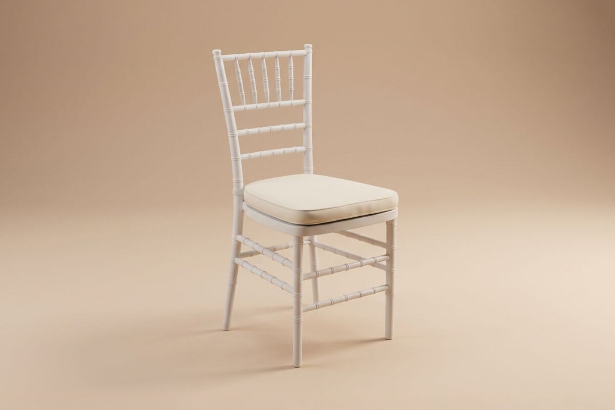 Sedia bianca in stile classico con sedile imbottito, ideale per arredamento elegante e raffinato.