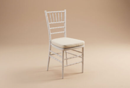 Sedia bianca in stile classico con sedile imbottito, ideale per arredamento elegante e raffinato.