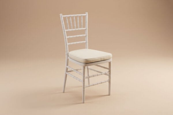 Sedia bianca in stile classico con sedile imbottito, ideale per arredamento elegante e raffinato.