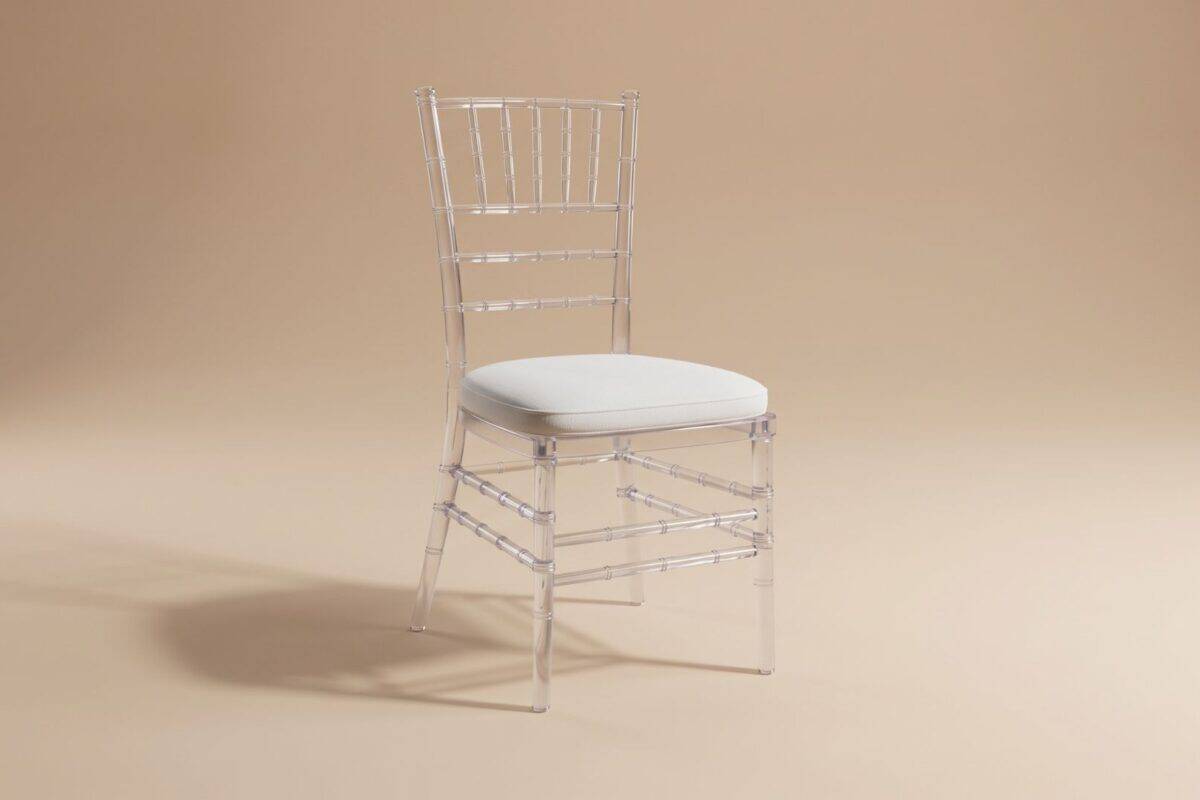 Sedia elegante in stile classico con struttura in legno trasparente e sedile imbottito bianco, ideale per arredamento di interni raffinati.