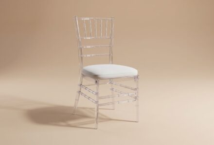 Sedia elegante in stile classico con struttura in legno trasparente e sedile imbottito bianco, ideale per arredamento di interni raffinati.