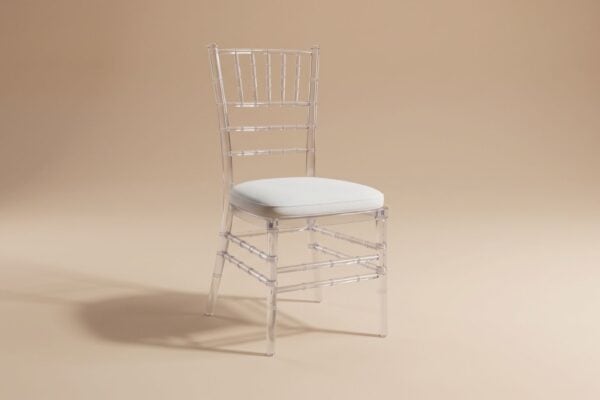 Sedia elegante in stile classico con struttura in legno trasparente e sedile imbottito bianco, ideale per arredamento di interni raffinati.