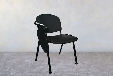 La sedia da conferenza con ribaltina è imbottita e ha la certificazione ignifuga classe 1IM, idonea per eventi, fiere e congressi.