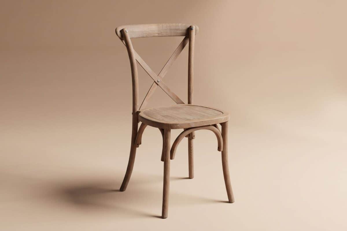 Sedia croce in legno naturale con design semplice e elegante, ideale per ambienti rustici o moderni.