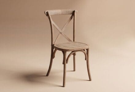 Sedia croce in legno naturale con design semplice e elegante, ideale per ambienti rustici o moderni.
