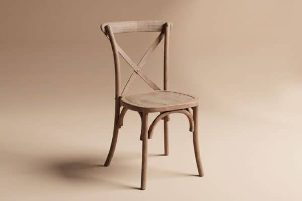 Sedia croce in legno naturale con design semplice e elegante, ideale per ambienti rustici o moderni.