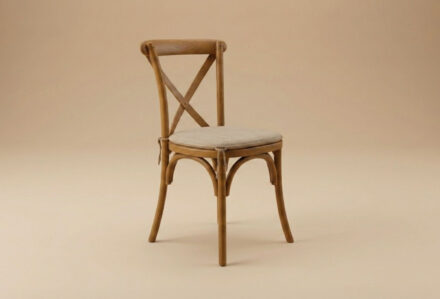 Sedia in legno naturale con sedile imbottito, stile classico, su sfondo neutro.