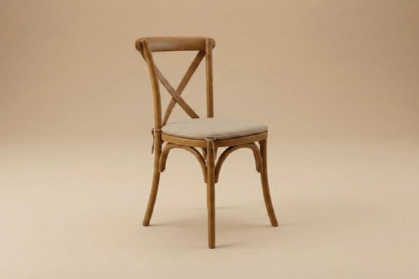 Sedia in legno naturale con sedile imbottito, stile classico, su sfondo neutro.