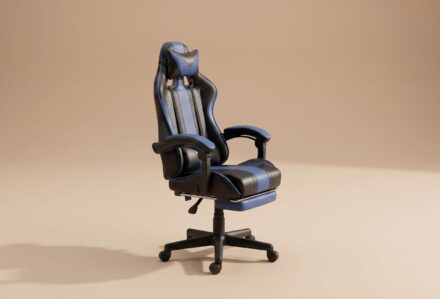 Sedia da ufficio ergonomica nera con schienale alto e braccioli, ideale per ambienti di lavoro moderni e confortevoli.