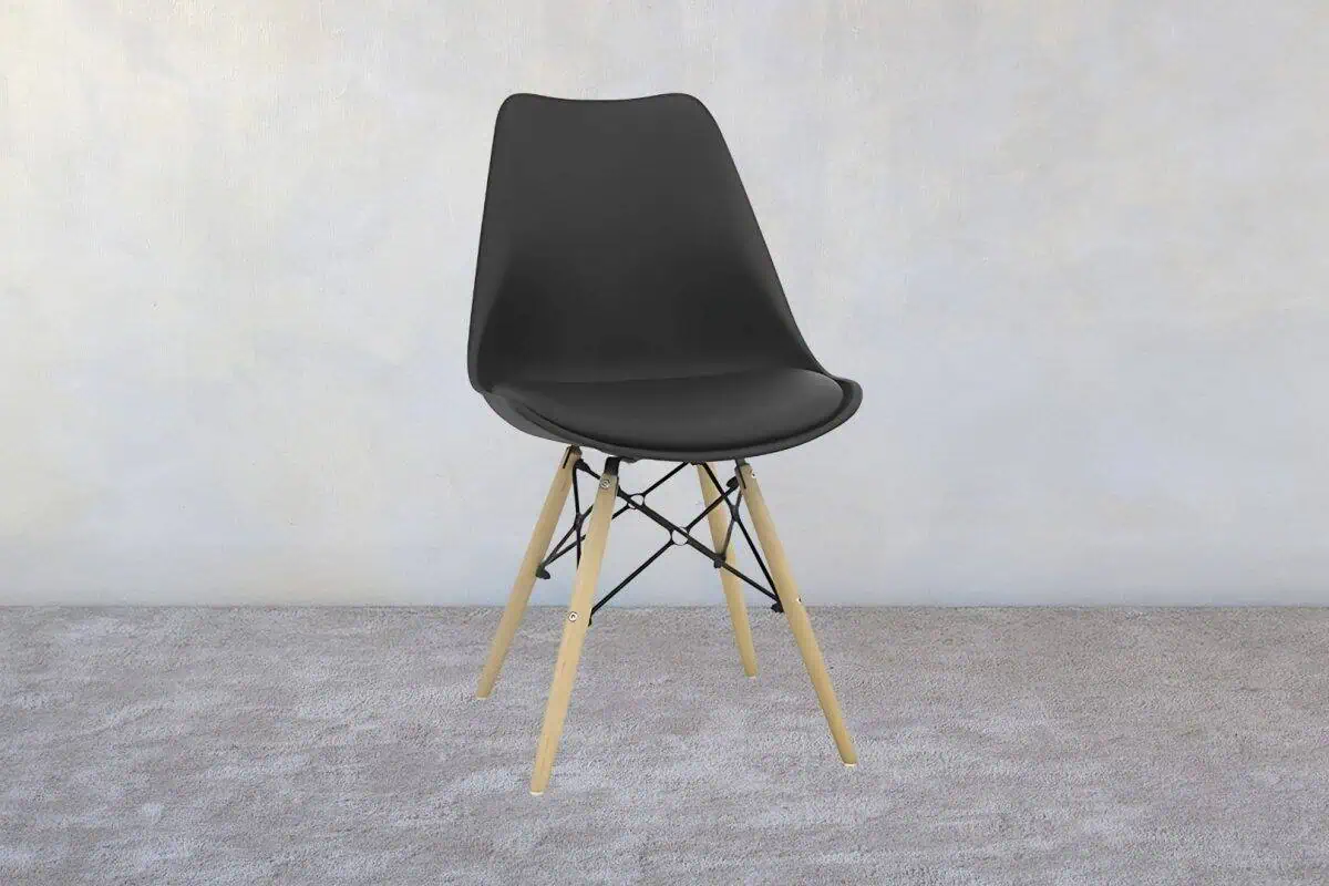 Sedia Giada Nera imbottita con struttura in legno e metallo per eventi e conferenze