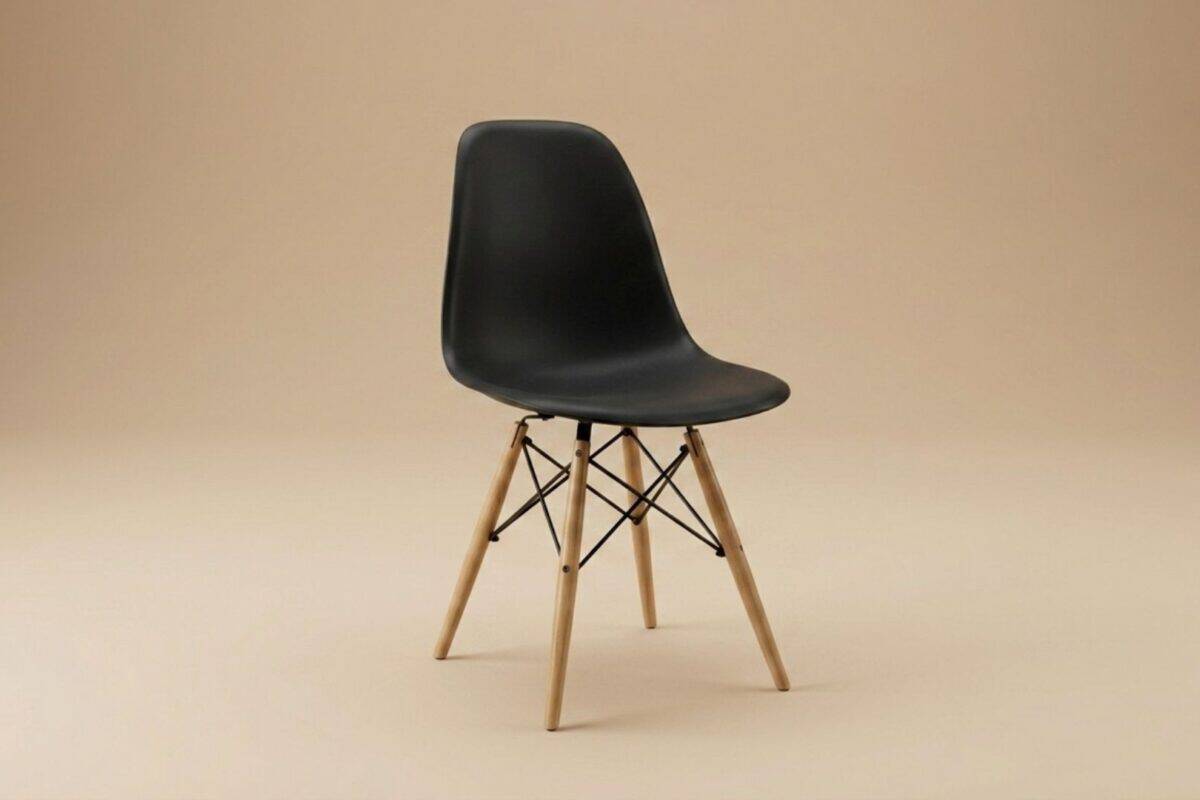 Sedia moderna nera con gambe in legno chiaro, design minimalista e elegante, ideale per ambienti contemporanei.