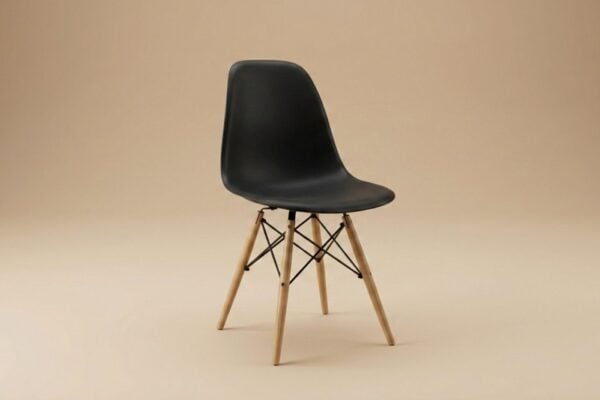 Sedia moderna nera con gambe in legno chiaro, design minimalista e elegante, ideale per ambienti contemporanei.