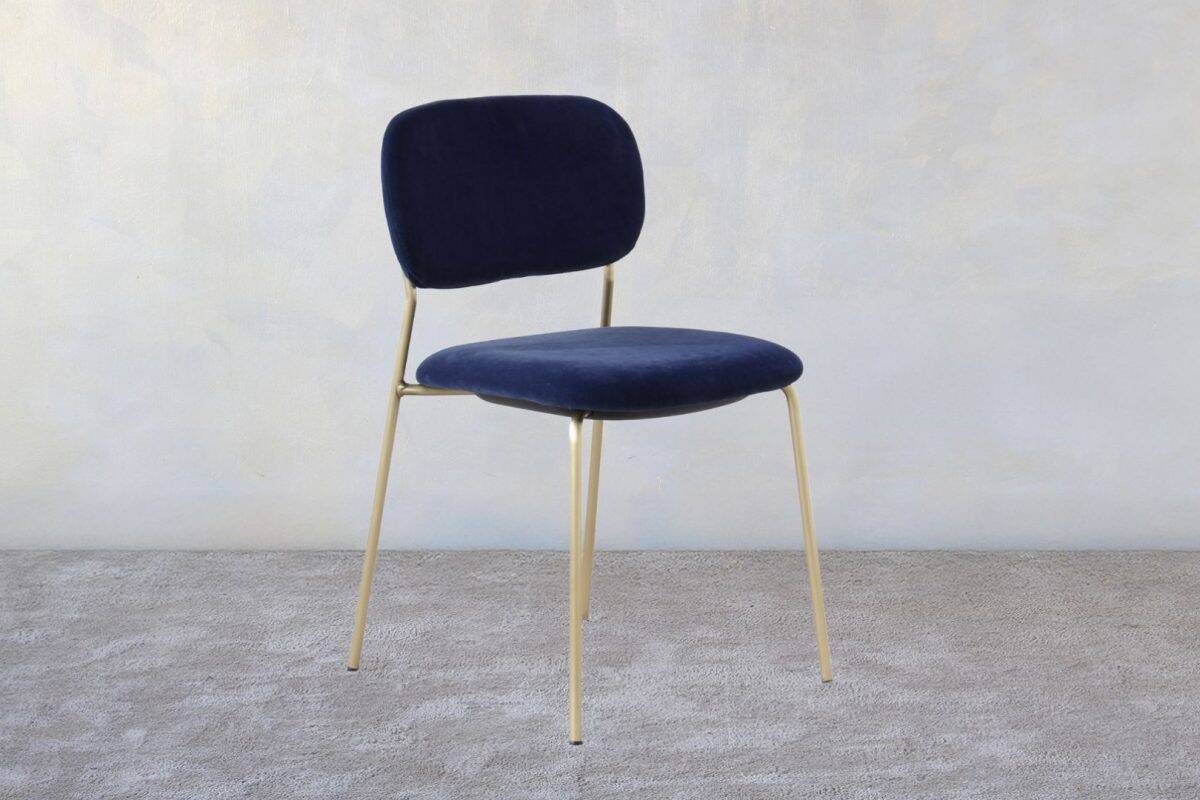 Sedia ottonata con seduta imbottita blu per eventi e conferenze