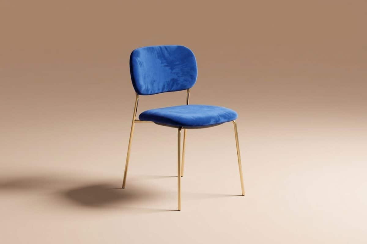 Sedia moderna con struttura in metallo dorato e seduta e schienale in velluto blu, design elegante e minimalista.