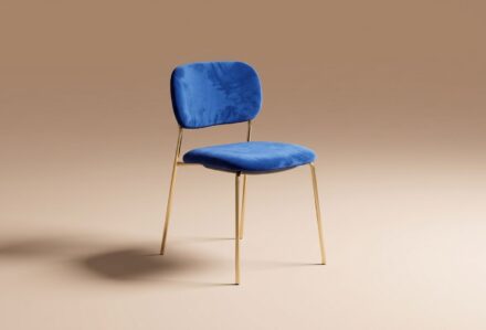 Sedia moderna con struttura in metallo dorato e seduta e schienale in velluto blu, design elegante e minimalista.
