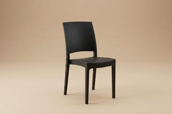 Sedia moderna nera con schienale alto e seduta imbottita, ideale per arredare ambienti eleganti e contemporanei.