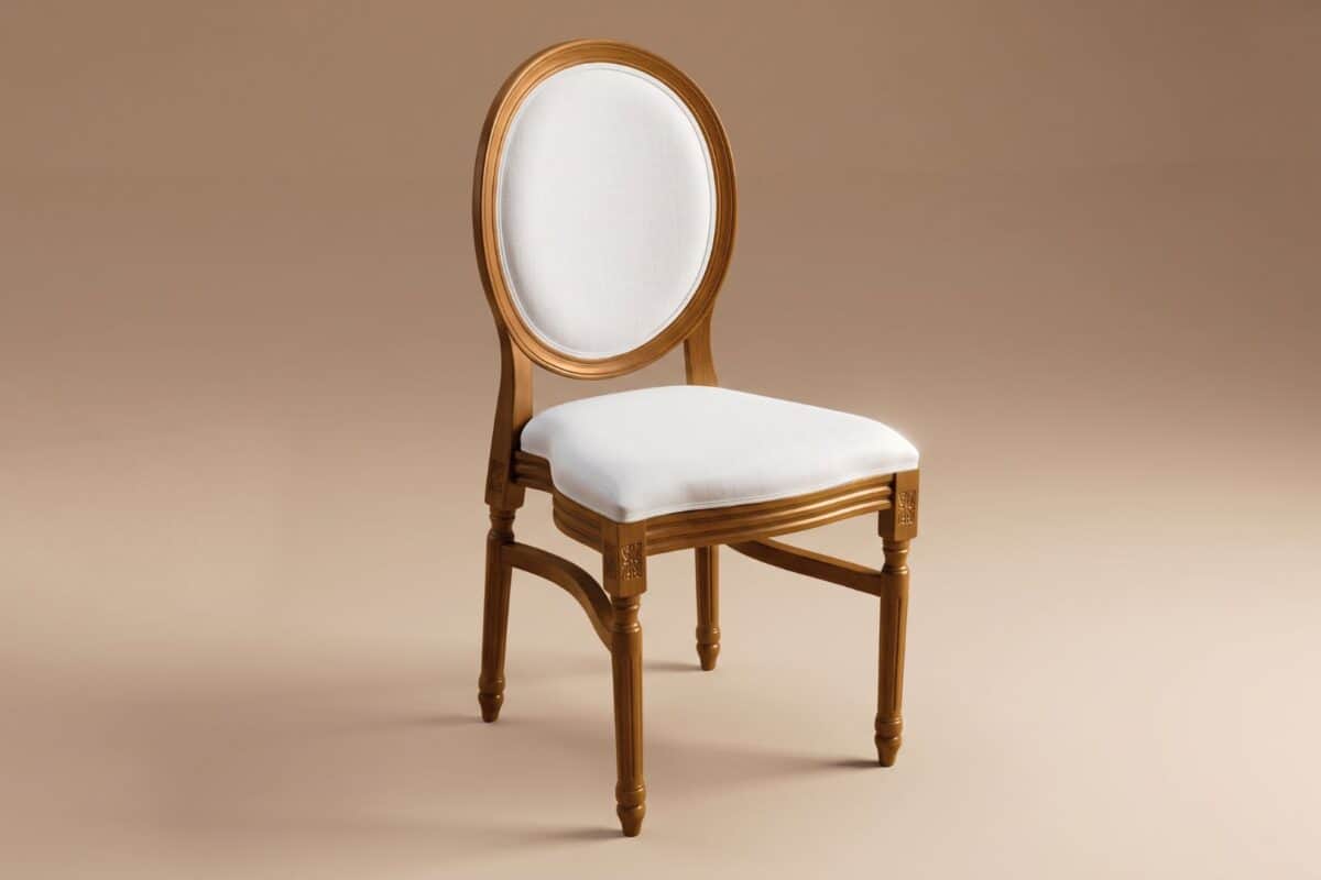 Sedia Louis Atelier con struttura in legno e rivestimento in tessuto bianco, stile classico ed elegante.