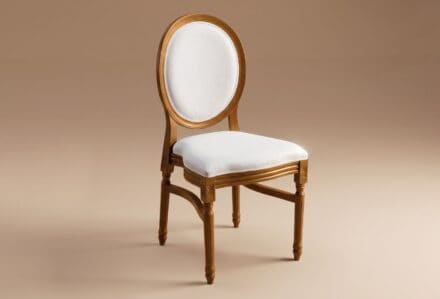 Sedia Louis Atelier con struttura in legno e rivestimento in tessuto bianco, stile classico ed elegante.
