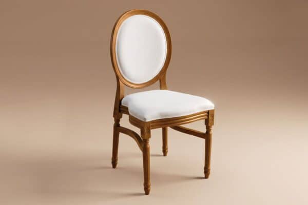 Sedia Louis Atelier con struttura in legno e rivestimento in tessuto bianco, stile classico ed elegante.