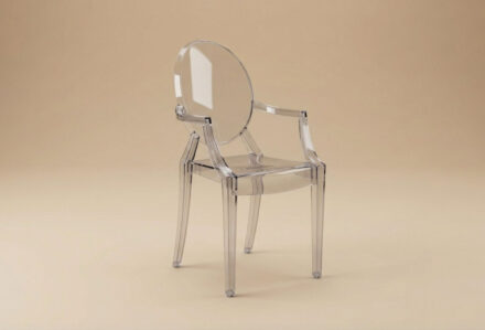 Sedia trasparente in acrilico con schienale rotondo e braccioli, design moderno e minimalista.