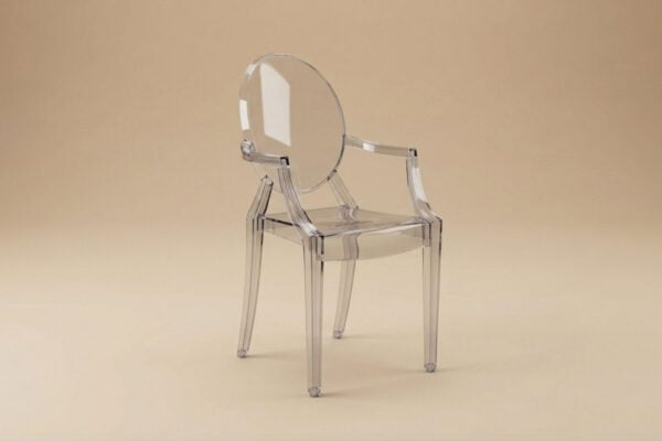 Sedia trasparente in acrilico con schienale rotondo e braccioli, design moderno e minimalista.