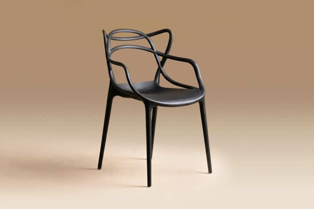 Sedia moderna nera con braccioli in stile minimalista, ideale per arredi contemporanei e uffici eleganti.